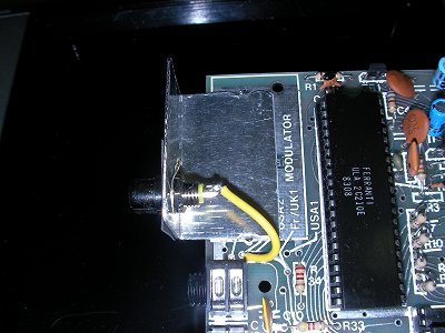 Z81ロジックICの16番 pin outをRCAジャックの芯に繋げるだけ