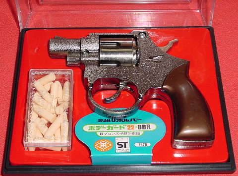 左側のケースの中身は○薬ではないっ！