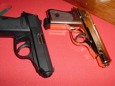 前面が平面構成。スライドのマズル部は円筒形