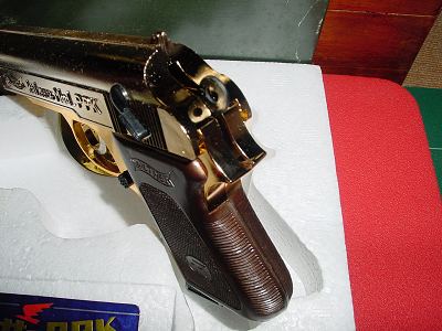 薄いハンマー。コックしているような中途半端な位置