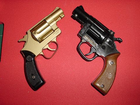スナブノーズコンビ。一応架空銃ながらいいプロポーションだ