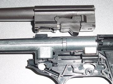 ショートリコイルするとチャンバーが付いて来る。