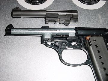 金属部分のバレル・チャンバーアッセンはロッキングボルトで固定してガワだけをBLできないものか。