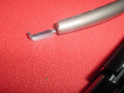 例によって100均買いの亜鉛製ドアハンドル素材から削り出した