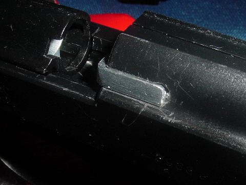 プランジャー側の丸い彫りこみは控えめにした