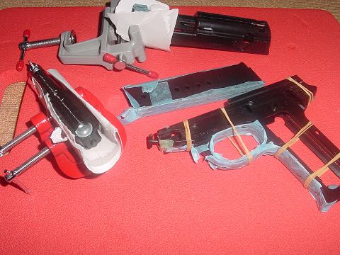 一通り切ったり削ったりが済んだのでモナカを貼り合わせる