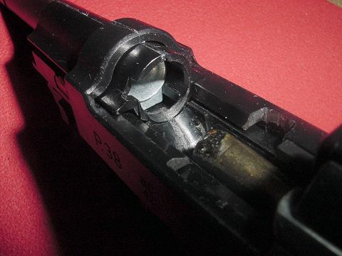 インナー・チャンバーはショートリコイルしないので奥に見える