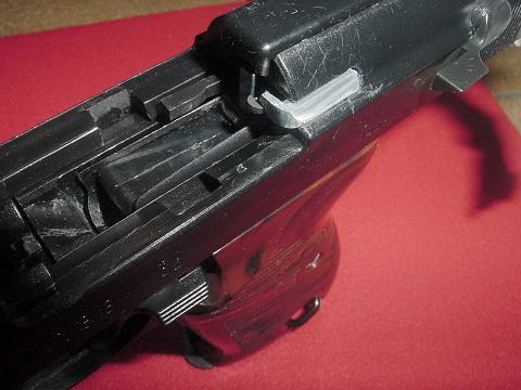 ストライカー最前進時に干渉するためダミーの外装エキストラクターを切り欠いた