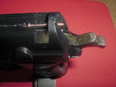 上の写真とこの写真でインジケータが少し飛び出しているのは装弾中のため