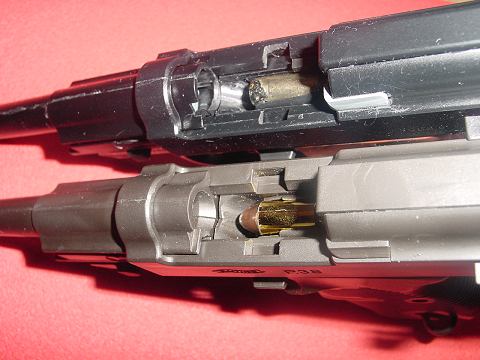 (LS P.38との比較)ちゃんとショートリコイルさせると位置関係やフィーディングランプとのつながり方が実物と同じになるのだ