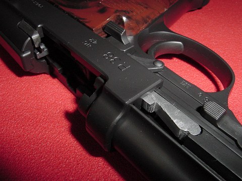 イジェクションポートのアップでは本当のエキストラクタが見える