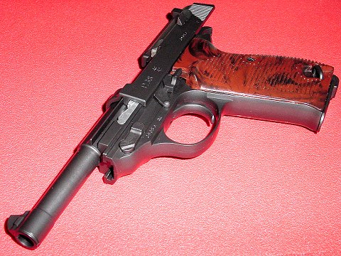 左サイド（顔）見る。マズルにライフリングが見えないのは見逃してネ