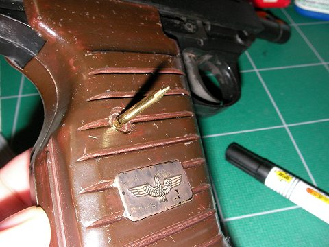 グリップパネルの厚みに合わせてカット