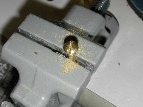 目立てヤスリで「肝心の」マイナス溝を切る