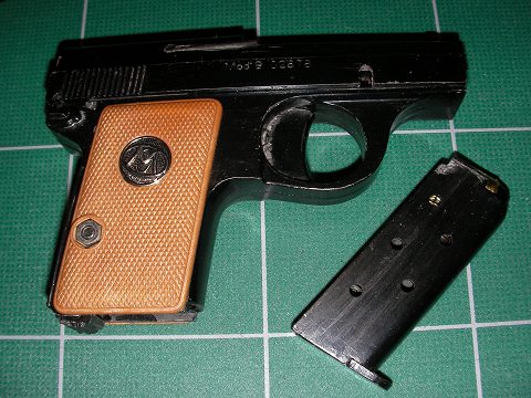 右側はモデル名とシリアル