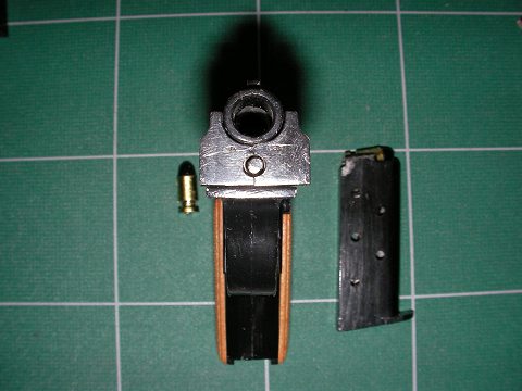 バレルはスライド上にちょこんと乗っている