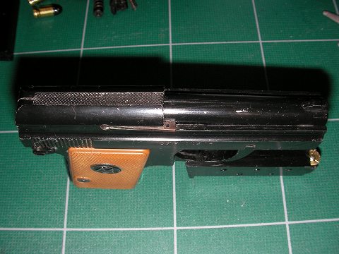 大きくカットされたスライドトップとサイトラインのセレーション