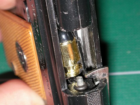 全長が短くアレンジされた.25AUTO弾が覗く