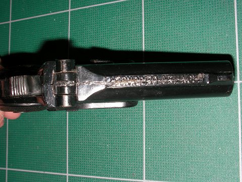 上部にもモデル名のマーキングがモールドされている