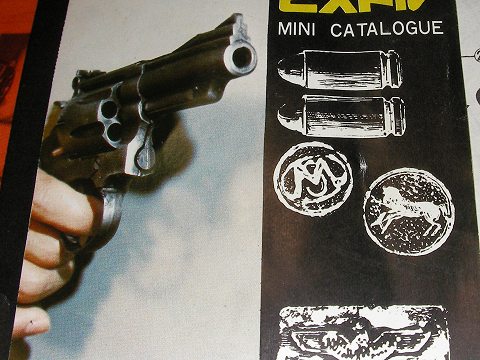 ドーンと構えたマグナムフェイスはバイオレンス＆アクション映画の１カットの様