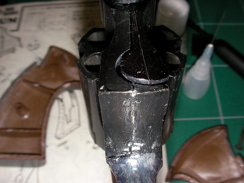 シリンダーヨーク軸のハウジング部が歪んで開いていた