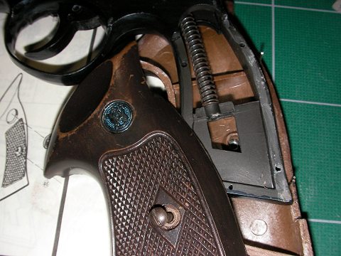 グリップがずれないようにするノッチはグリップ側にあり、後のM29とは逆