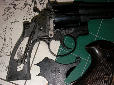 S&Wのダブルアクションシステムのシンプルさが良く分かる