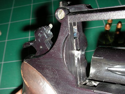 コッキングの角度は大きくスプリングの反発力はちょっとした発火モデル並み