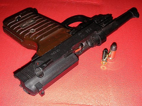 この角度からがカクイー。ショートリコイルしているのもポイント高い