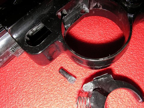 ルガーP.08はトリガーレバーを押さえつけるためピン折れは定番のようだ