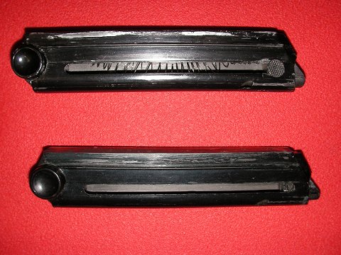 マガジンのなかでグニャっと曲がってる。下のは固めの押しバネ（見えないが）を作り試している