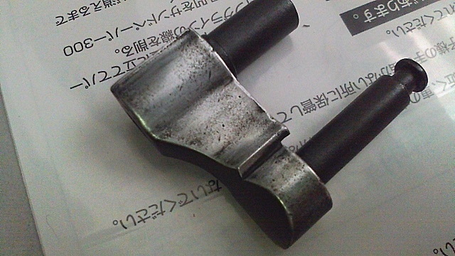 マットぽい黒なので試しに磨き上げる