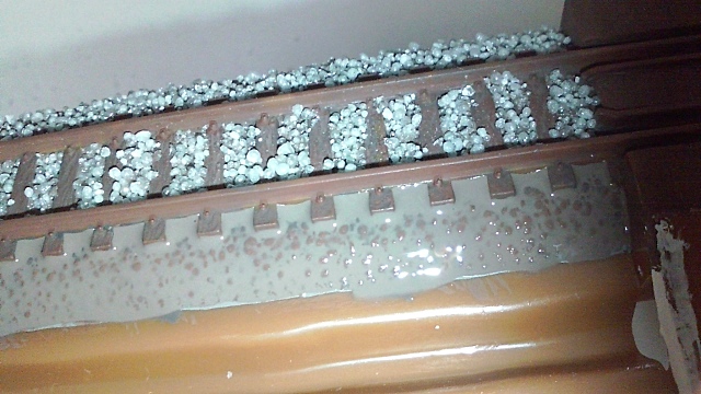 溶きボンドを溢れぬよう流す