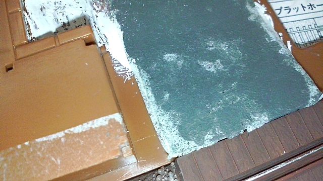 道路とホームにティッシュを貼り込む